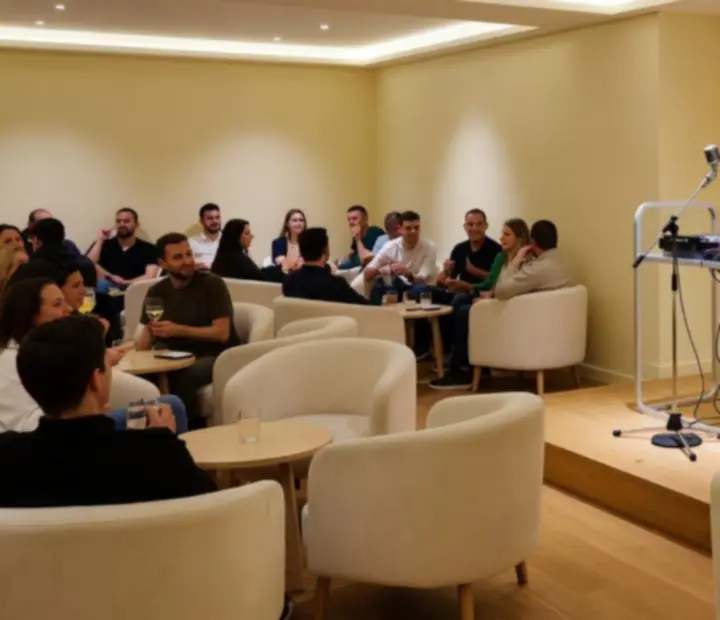 Intim stand-up színpad és DJ sarok fényekkel